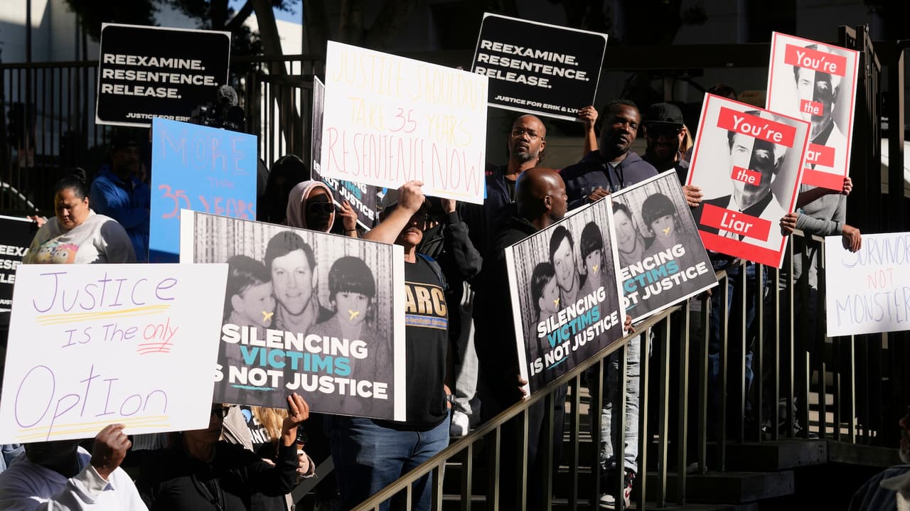 Alrededor de 50 
<a href="https://www.univision.com/local/los-angeles-kmex/manifestacion-apoyo-erik-lyle-menendez-exigen-nueva-sentencia">simpatizantes de los hermanos Menéndez</a> marcharon con pancartas por el centro de justicia penal del centro, coreando: "¿En qué creemos? ¡En las segundas oportunidades!".