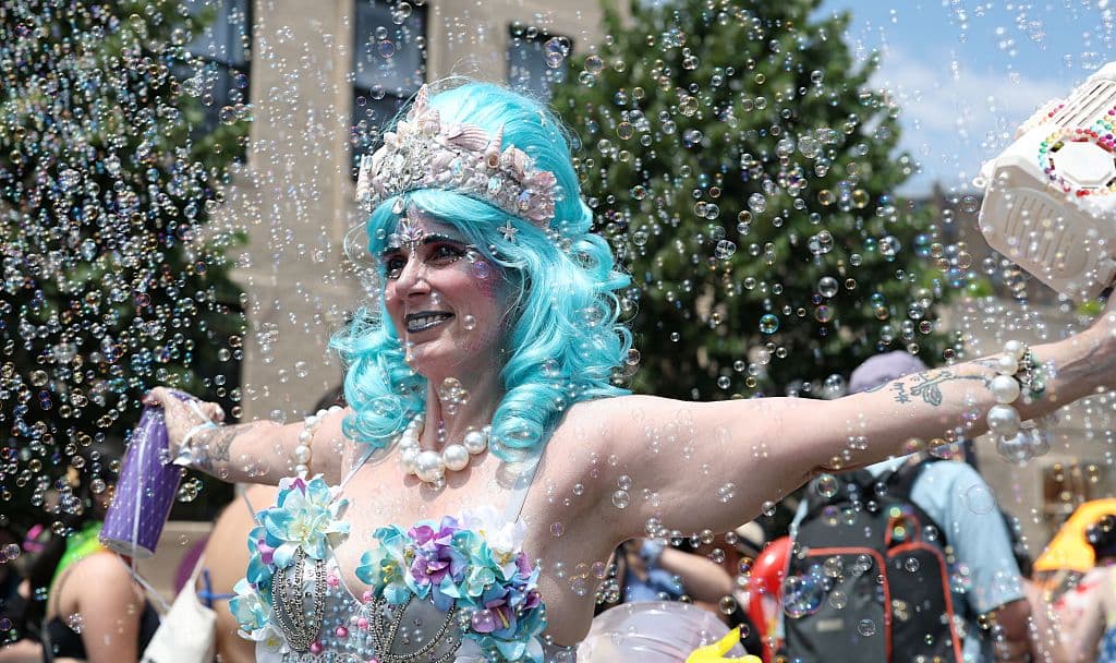 Desfilar con burbujas no fue un problema para esta participante, que cautivaba miradas con su 'magia' durante el Desfile de las Sirenas en Coney Island, este 2025.
