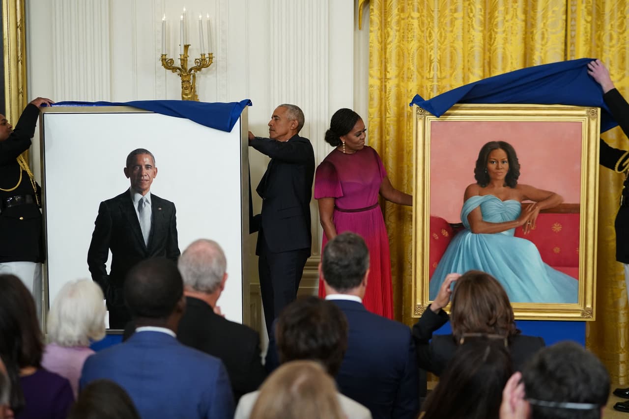 <b>El presidente Obama dijo que el artista que pintó a Michelle Obama capturó su "gracia, su inteligencia".</b> Los Obama siempre se han caracterizado por sus intercambios de mensajes amorosos públicos. 
<br>