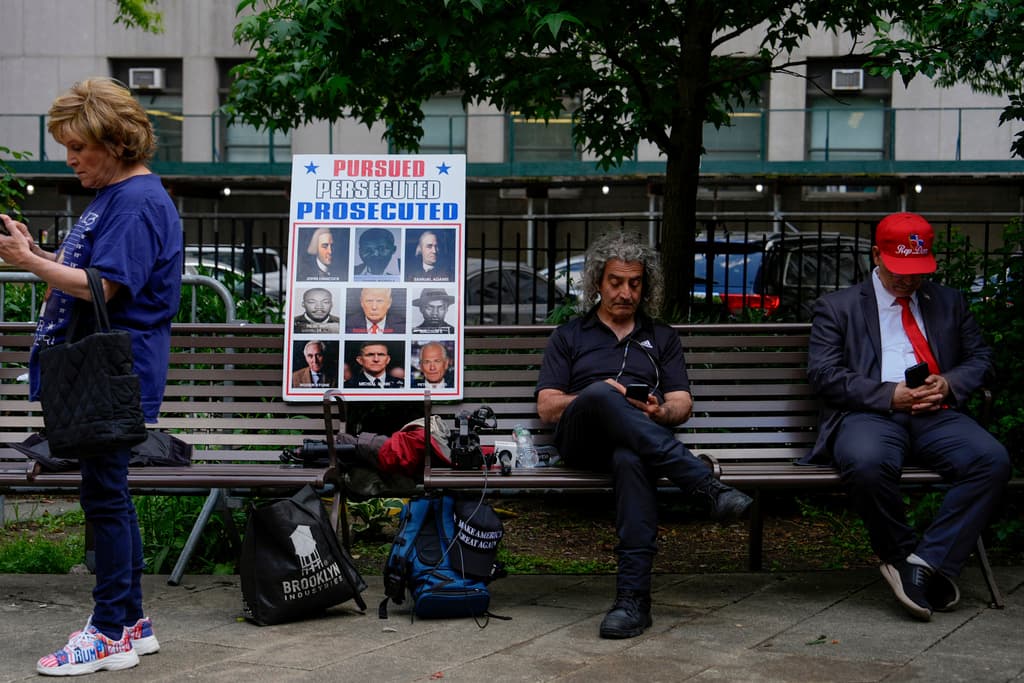 Partidarios de Trump llegaron desde temprano al Collect Pond Park frente al Tribunal Penal de Manhattan.