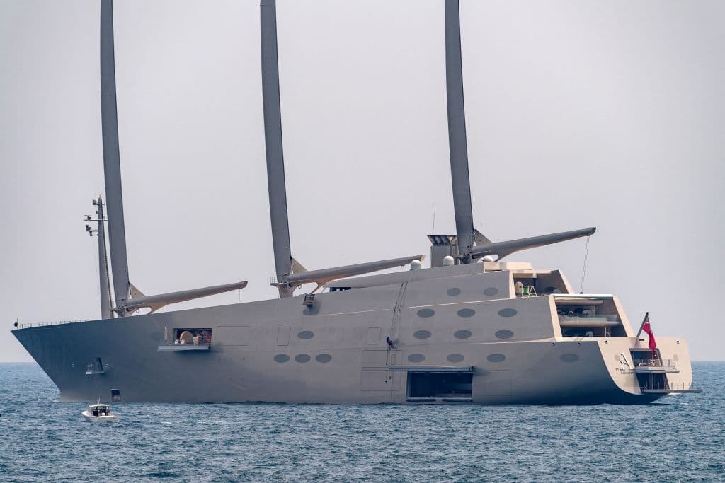 Una foto muestra el 'Yate a Vela A' también conocido como la 'Perla Blanca', el mayor yate a vela del mundo, perteneciente al multimillonario ruso Andrei Melnichenko en la ciudad de la riviera francesa de Antibes el 3 de julio de 2020. Melnichenko hizo su fortuna con la energía del carbón y la producción de fertilizantes. Tras ser sancionado por la Unión Europea, hizo un llamamiento a la paz diciendo que debían cesar los ataques en Ucrania.