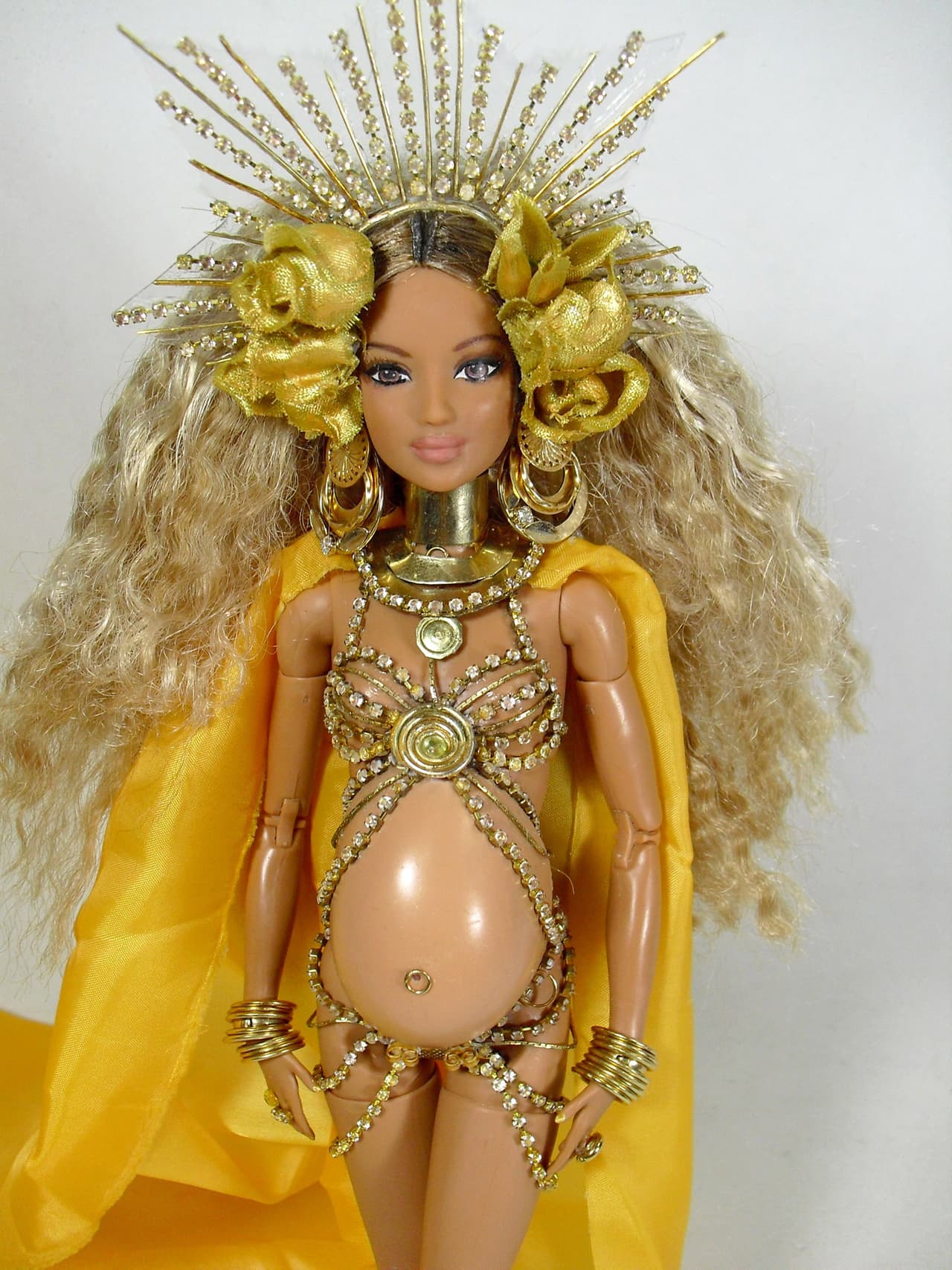 Dicho momento fue homenajeado por uno de sus seguidores brasileños, Marcus Baby, quien intentó imitar a la cantante y su atuendo en una muñeca estilo Barbie. Y aunque el ‘outfits’ luzca muy lindo, el rostro de la figura no se parece en nada a la cantante.