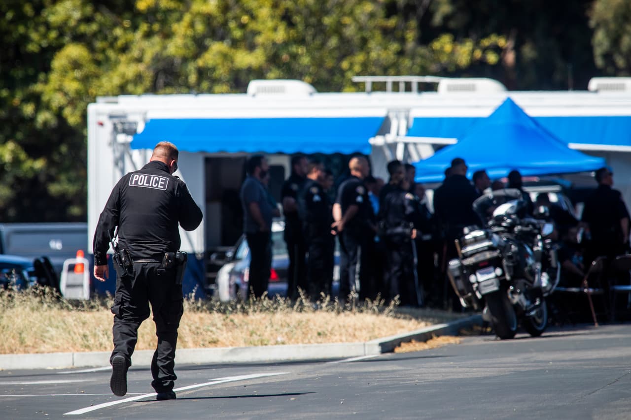 La oficina del Alguacil informó que el pistolero, un empleado del VTA que no ha sido identificado, se encuentra entre las personas fallecidas. Presuntamente se habría quitado la vida con un disparo de bala.