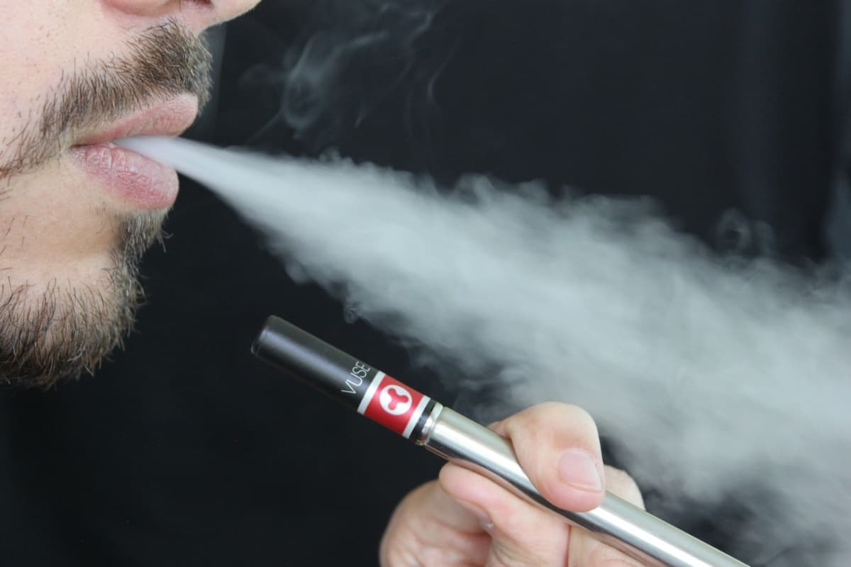 <b>Proyecto de Ley 1540:</b> Prohíbe el uso de cigarrillos electrónicos en lugares públicos y a menos de 15 pies de las entradas.