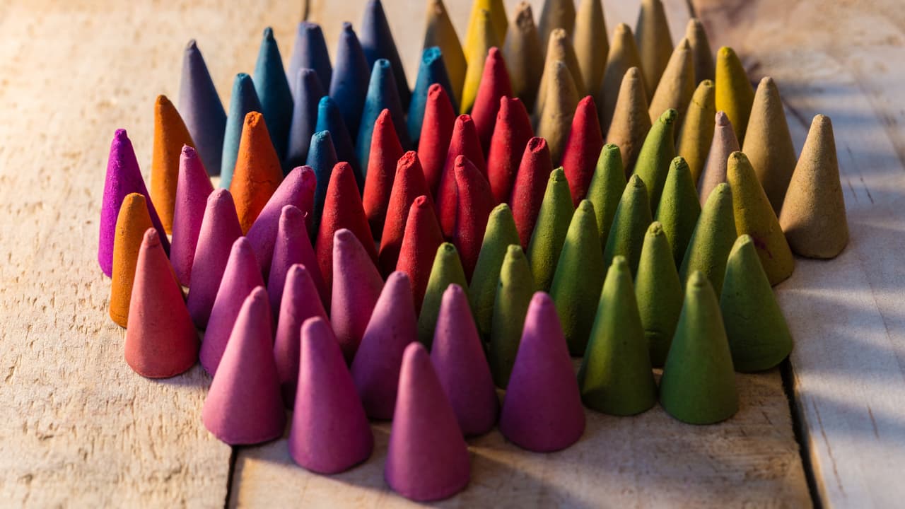Una recomendación muy antigua consiste en aromatizar la casa con velas que huelan a sándalo o inciensos perfumados, pero no exageradamente. Evita los olores químicos que proceden de detergentes con alto contenido de cloro o lejía y que afectan las vías respiratorias.