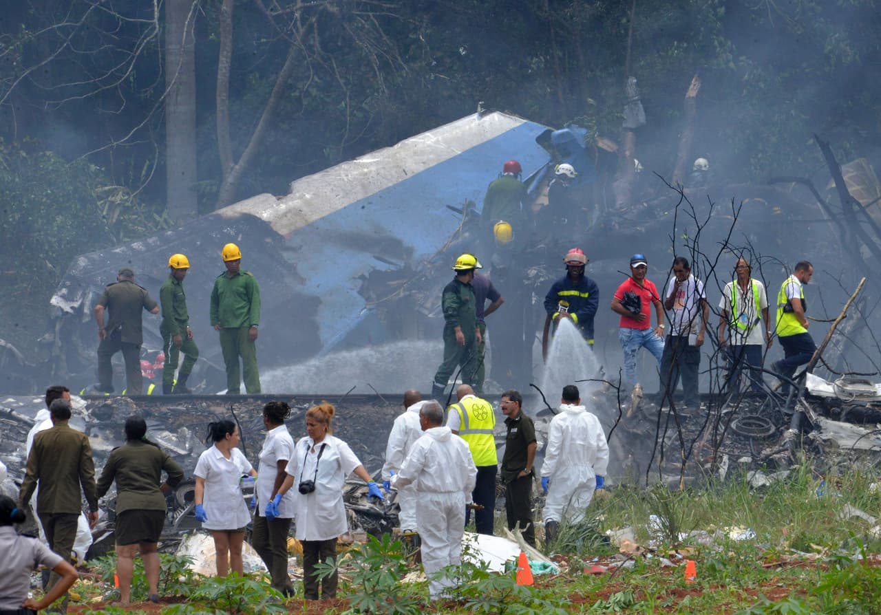 En las inmediaciones del aeropuerto José Martí se observa una intensa columna de humo. En la zona hay bomberos, policía y personal de asistencia médica.