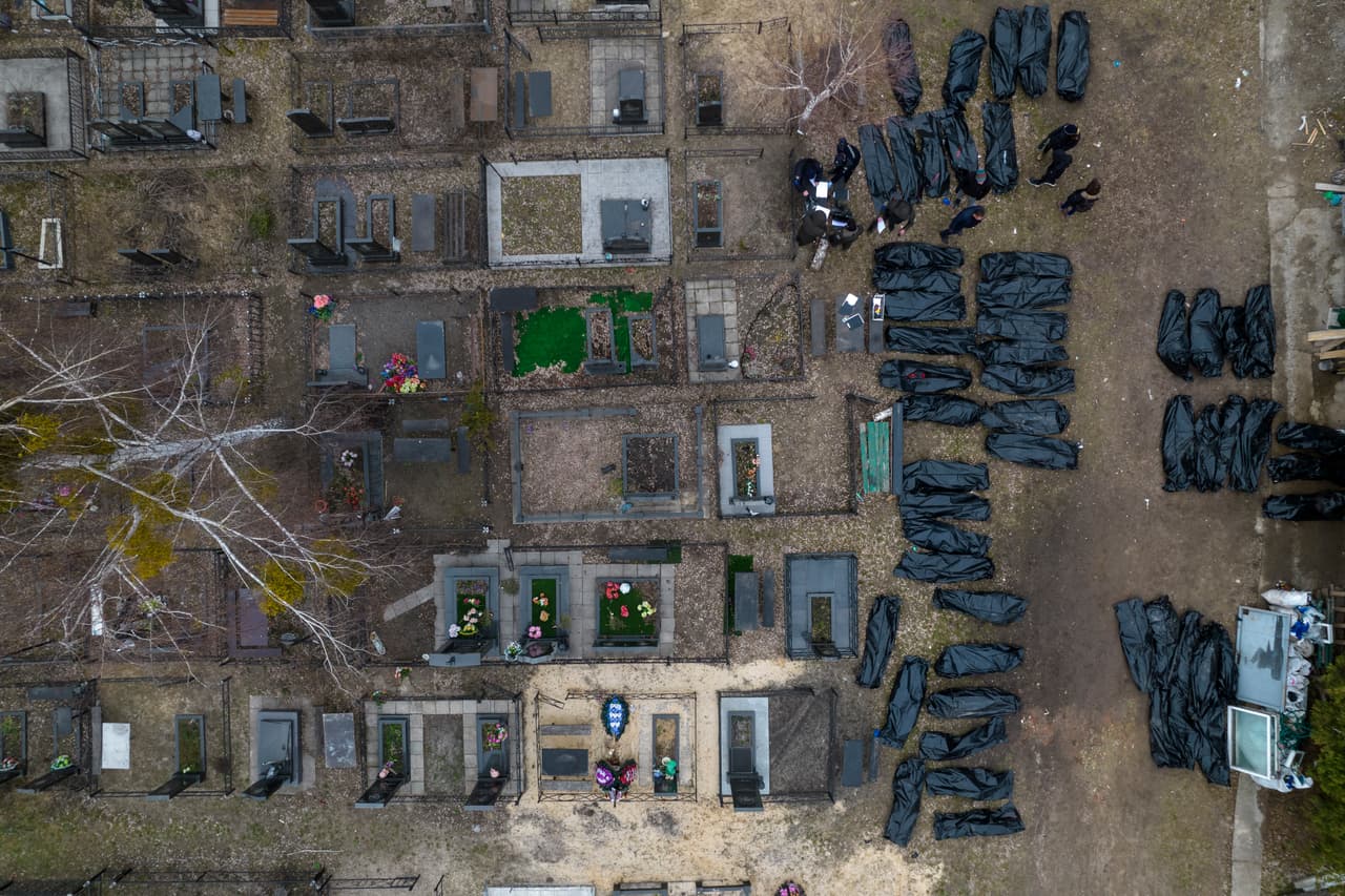 <h2 class="cms-H2-H2">ABRIL </h2>
<br>
<br>La retirada rusa de Kiev revela cientos de cuerpos de civiles en fosas comunes o abandonados en las calles de la ciudad de Bucha, muchos de ellos con signos de tortura en escenas que llevan a los líderes mundiales a decir que Rusia debería rendir cuentas por posibles crímenes de guerra.