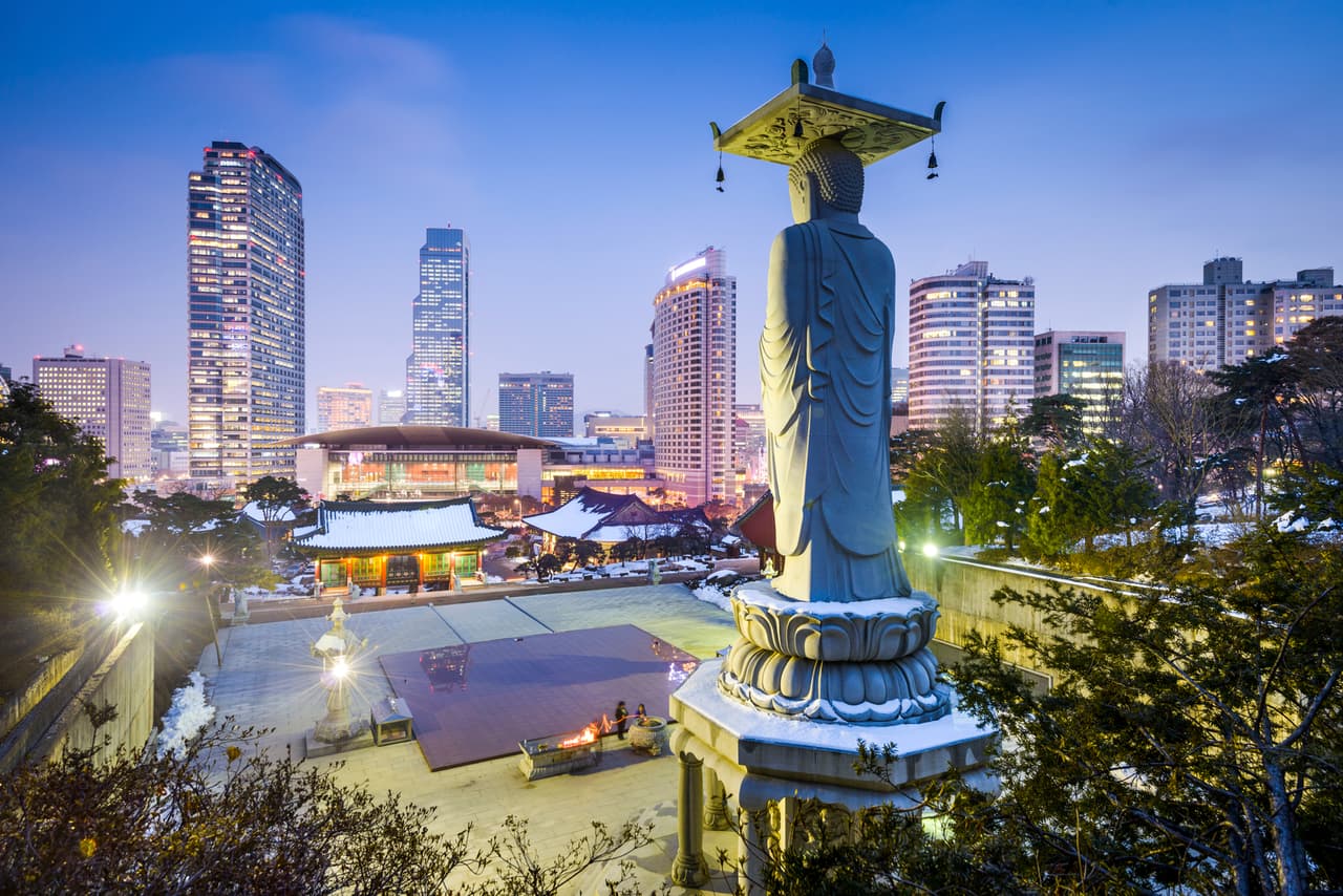 Una instantánea recurrente entre los visitantes a 
<b>Seúl</b> muestra la convivencia de edificaciones ultramodernas con los símbolos más importantes de la cultura oriental ancestral en los escenarios de esta urbe coreana . | Foto: iStock. 
<br>