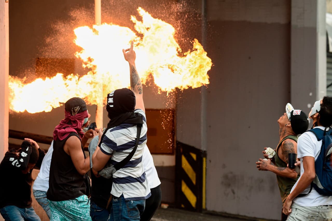 El diputado Guaidó, de 35 años, dijo que no temía ser encarcelado pese a que poco antes de su discurso el máximo tribunal de justicia venezolano ratificó la nulidad de los actos del parlamento y pidió a la fiscalía que determine las responsabilidades de los diputados adversos al gobierno.