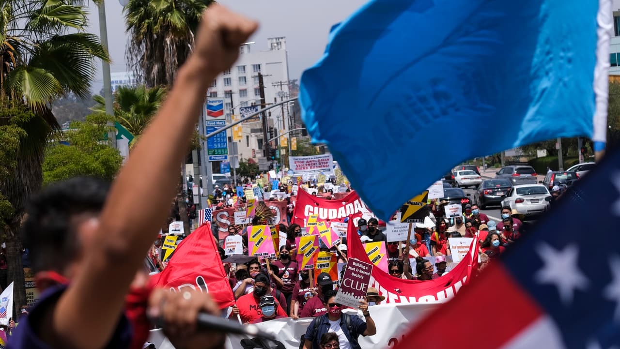 Al menos 90 organizaciones, entre ellas sindicatos, grupos religiosos y comunitarios, participaron en la movilización para denunciar las 
<b>políticas migratorias de la administración Trump </b>y su impacto social.