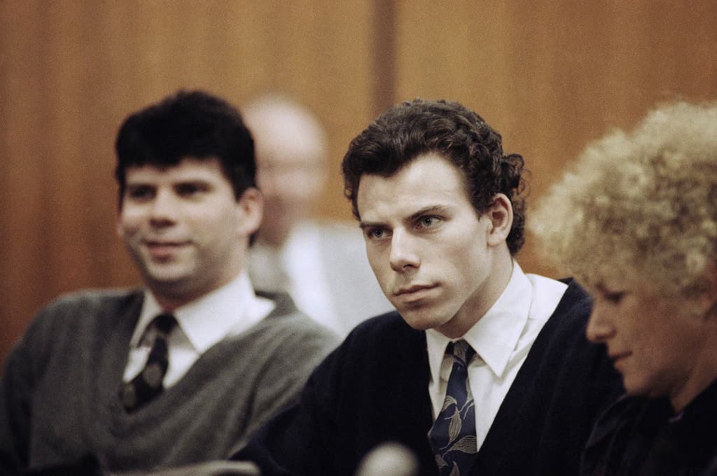 Por asesinar a sus padres, José y Kitty Menéndez, el 20 de agosto del 1989, 
<b><a href="https://www.univision.com/local/los-angeles-kmex/caso-erik-y-lyle-menendez-el-momento-en-que-anuncian-que-los-hermanos-podrian-salir-de-prision-video" target="_blank">los hermanos Joseph Lyle y Erik Galen Menéndez</a></b> fueron condenados en el 1996 a cadena perpetua sin posibilidad de libertad condicional. A 35 años del crimen que estremeció a Hollywood y al resto de Estados Unidos, este jueves 24 de octubre, la Fiscalía de Distrito de Los Ángeles abrió la posibilidad para que ambos puedan salir libres.