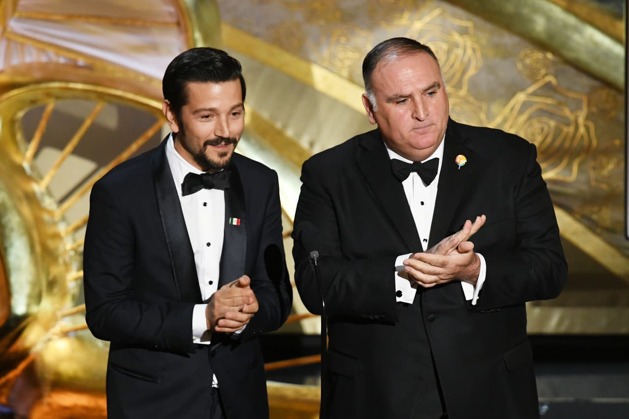 <b>Lo mejor: </b>El pin de la bandera de México que llevó Diego Luna durante su aparición en el escenario al lado del chef José Andrés. Un sutil llamado a sus orígenes.