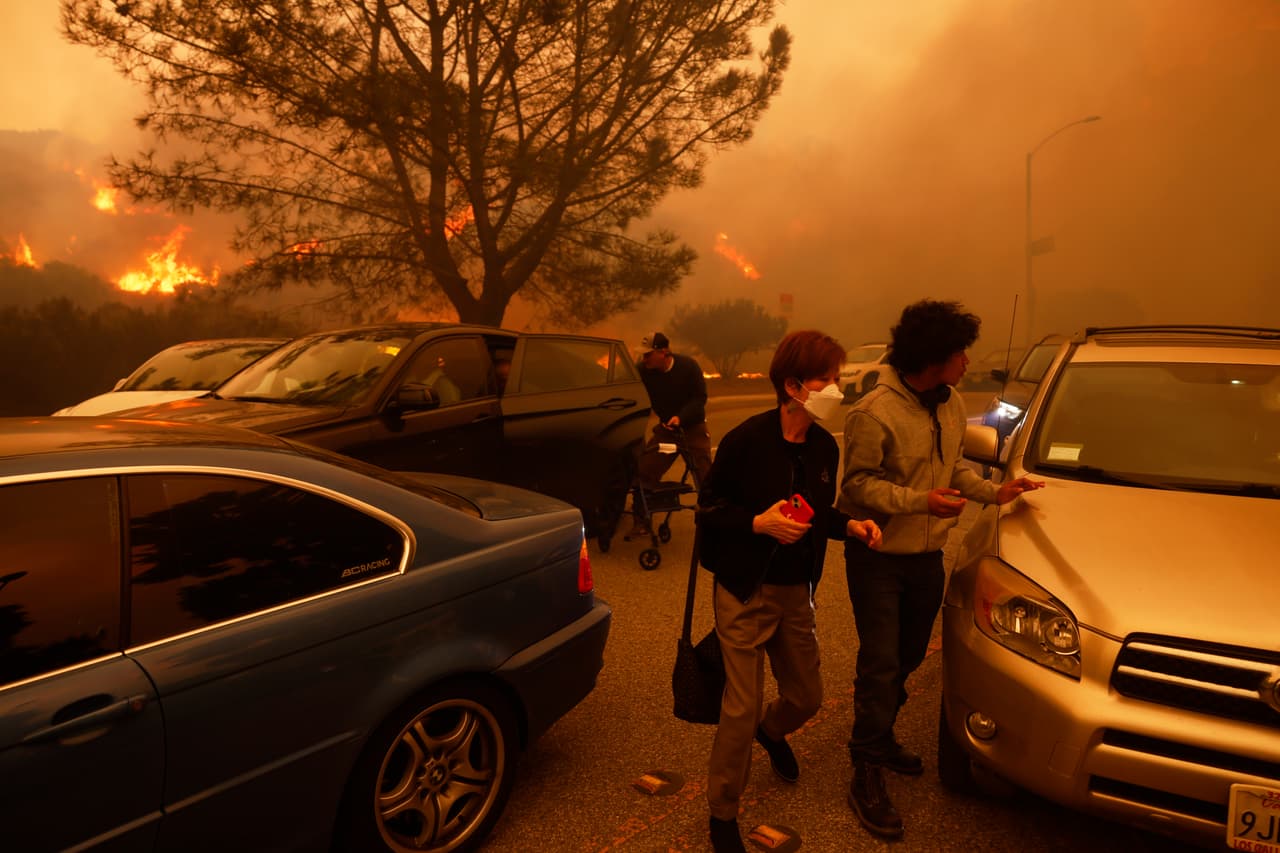 Evacuaciones masivas: 
<b>Alrededor de 30,000 residentes han sido evacuados,</b> y más de 10,000 hogares están bajo amenaza directa.