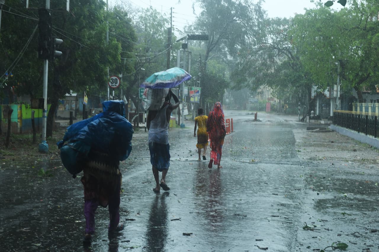 Habitantes de Digha caminado hacia un refugio cuando comenzaban a llegar las lluvias y vientos a las costa noreste de India. La mayoría de las muertes causadas por el ciclón Sidr fue por las marejadas ciclónicas, que inundaron rápidamente los territorios costeros.