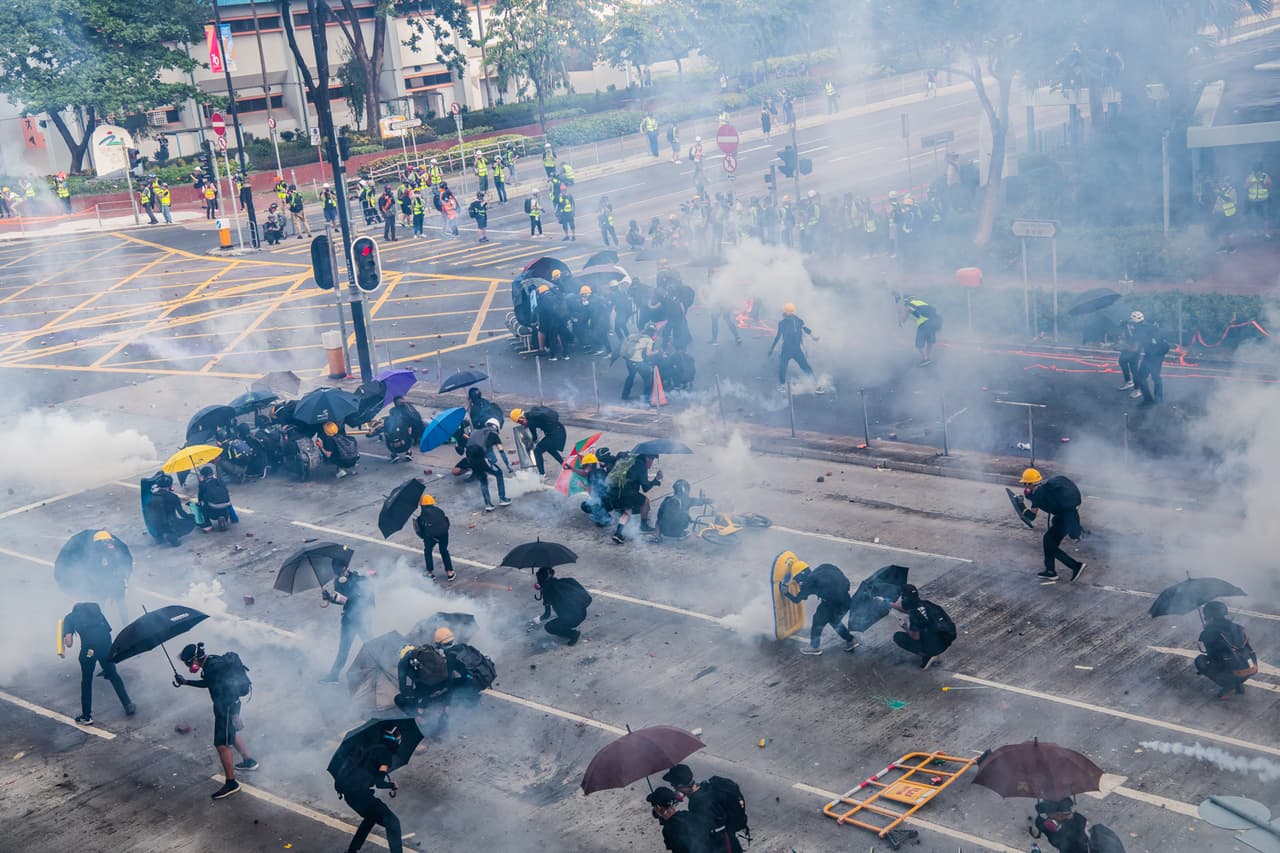 Los manifestantes en Hong Kong continúan su llamado a la presidenta ejecutiva Carrie Lam para cumplir con sus demandas restantes desde que 
<a href="https://www.univision.com/noticias/mundo/hong-kong-retira-finamente-el-proyecto-de-ley-de-extradicion-que-desato-las-protestas">se retiró el controvertido proyecto de ley de extradición</a>, que incluye una investigación independiente sobre la brutalidad policial, no usar la palabra "disturbios" para describir las manifestaciones, y sufragio universal, ya que el territorio enfrenta una crisis de liderazgo.