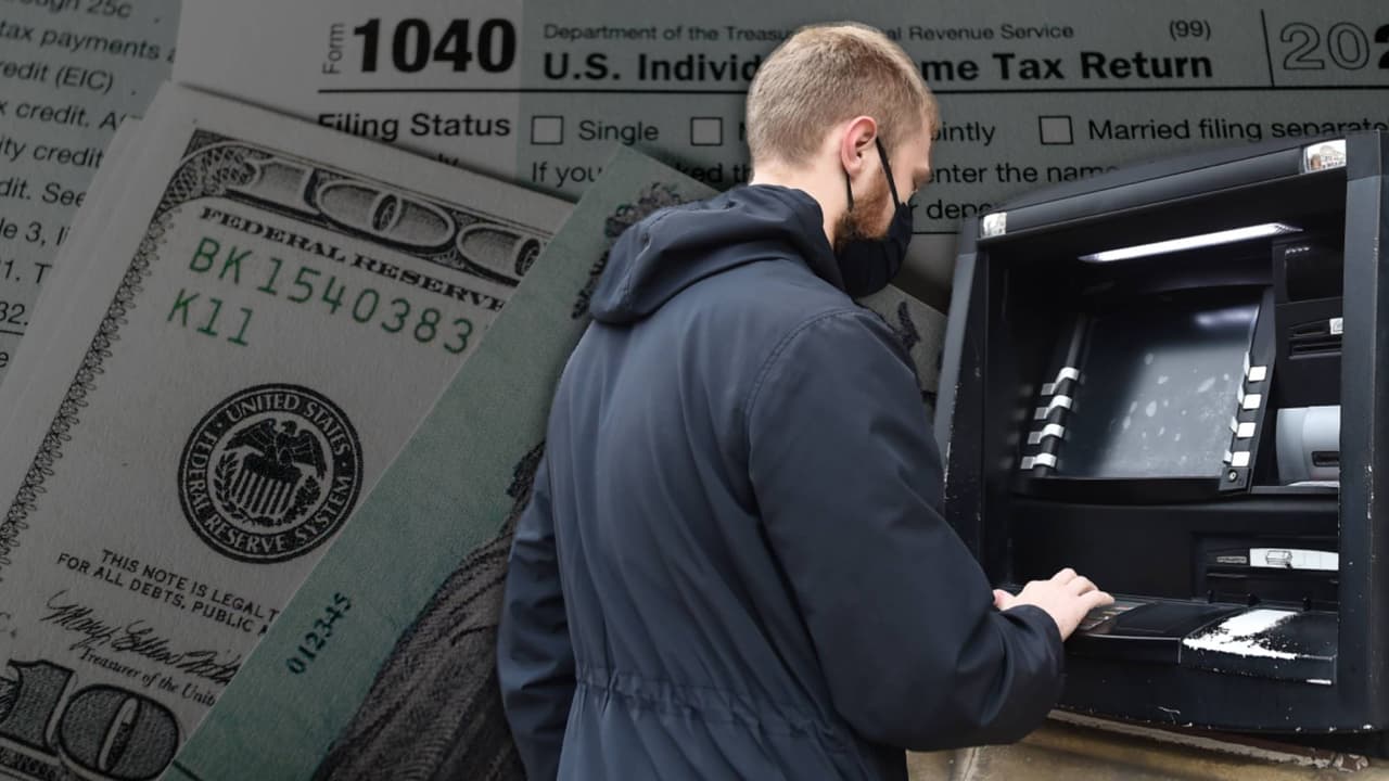<b><a href="https://www.univision.com/local/los-angeles-kmex/comienza-a-llegar-la-primera-ronda-de-pago-del-estimulo-economico-en-california-esto-es-lo-que-debes-saber-video">La primera ronda de envío fue el 7 de octubre</a></b> a través de depósitos directos para aquellos que reciben los reembolsos en sus cuentas bancarias. Martínez aclaró que “si no lo reciben a mediados de noviembre, es cuando nos deben contactar”.