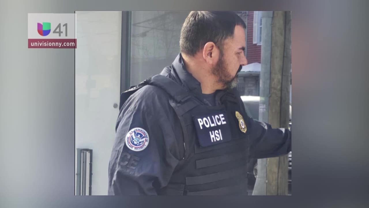 Mientras algunos lograron escapar, otros quedaron atrapados en el interior del edificio, donde los 
<b>agentes hicieron una revisión de sus documentos.</b>
