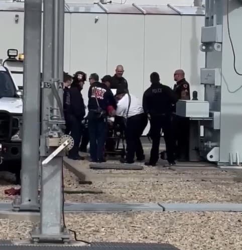 Fue entonces cuando la mujer pudo ser 
<b>bajada del transformador en una canastilla</b>.