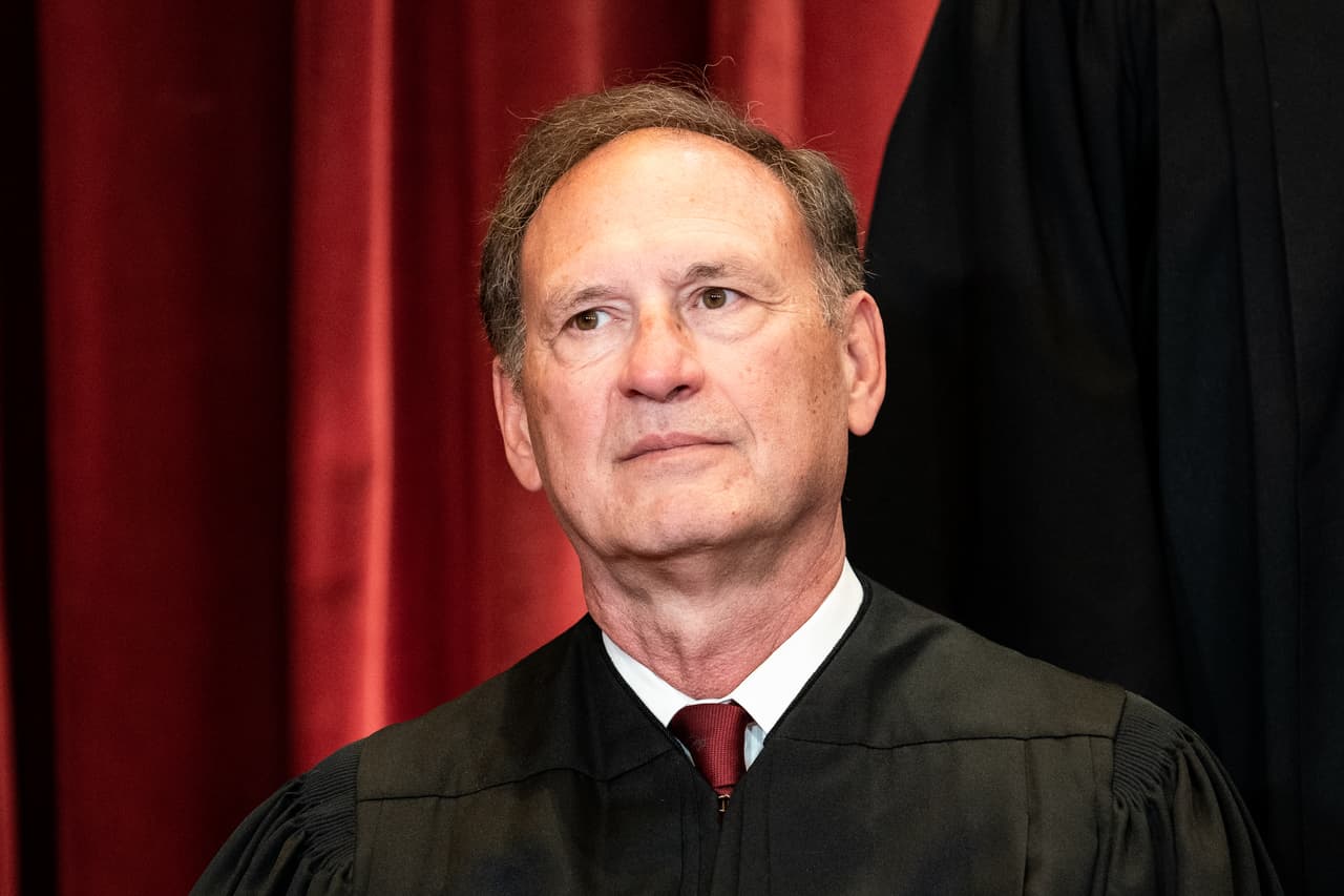 <b>Samuel Alito, nacido en 1950.</b> Es de tendencia conservadora. Con la designación de John Roberts como presidente de la Corte, Bush propuso a Alito para remplazar a Sandra Day O´Connnor. Durante su nominación los demócratas intentaron bloquear lo más posible el voto mediante una maniobra de 
<i>filibuster</i> a la que se sumó el entonces senador Barack Obama. Fue presentado por George W. Bush y está en el cargo desde el 31 de enero de 2006.