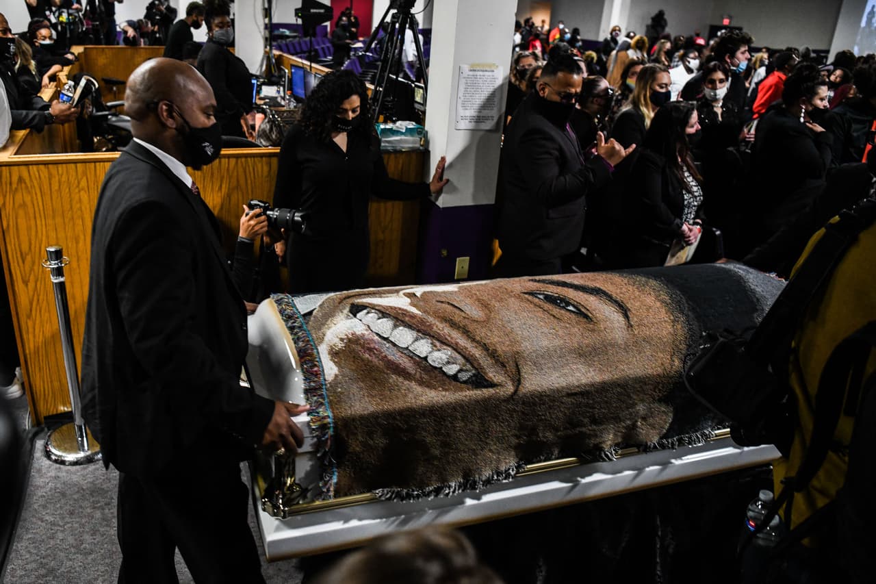 El ataún de Daunte Wright, cubierto con una imagen suya, durante su funeral en el templo Shiloh, de Minneapolis. La muerte del joven de 20 años, ocurrida el pasado 11 de abril, sucedió en el transcurso del juicio a Derek Chauvin por la muerte de George Floyd, el 25 de mayo de 2020. La tragedia desató 
<a href="https://www.univision.com/shows/despierta-america/suman-siete-dias-de-protestas-por-la-muerte-de-daunte-wright-mientras-se-acerca-el-final-del-juicio-a-derek-chauvin-video">varias noches de protestas</a> en Brooklyn Center, Minnesota.
