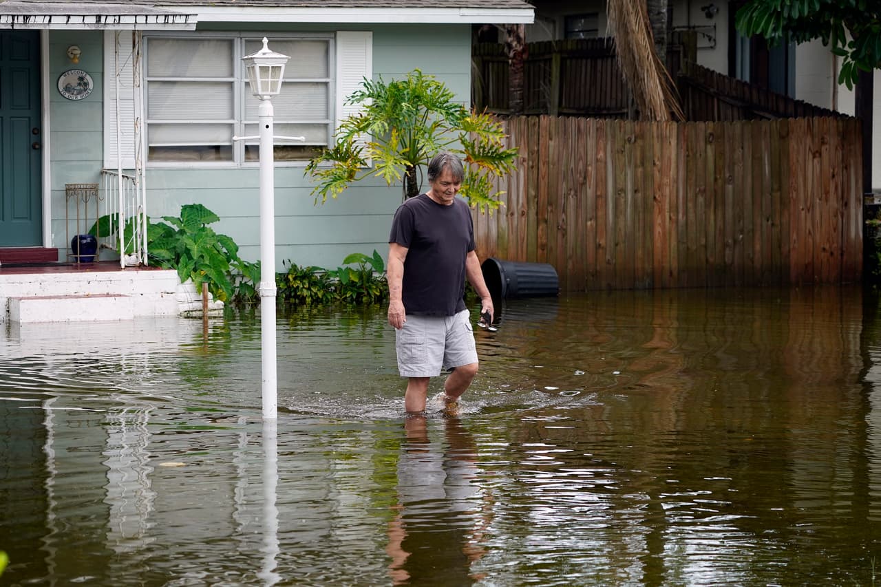 Don Hawthorne, un vecino del condado de Pinellas, cruza en su jardín que ha quedado prácticamente bajo el agua, tras el paso del huracán Idalia. En 
<a href="https://www.univision.com/local/tampa-wvea/telefonos-emergencias-tampa-huracan-idalia-florida" target="_blank">este enlace</a> puedes encontrar una guía de ayuda si eres uno de los afectados por este huracán.