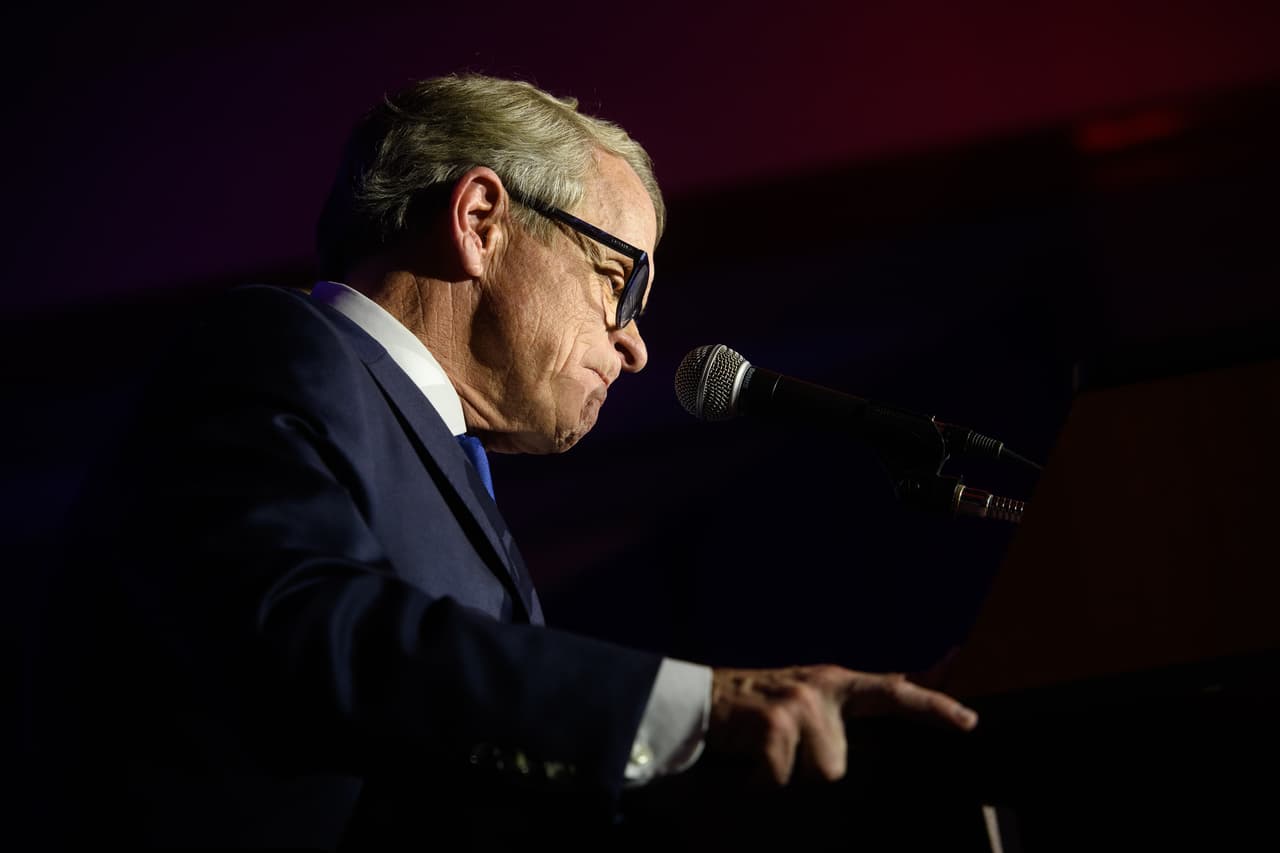 ✅ 
<b>Ohio |</b> FEMA anunció el 26 de agosto la aprobación de fondos a este estado. En la imagen, su gobernador, el republicano Mike DeWine, en un discurso el 6 de noviembre del 2018.