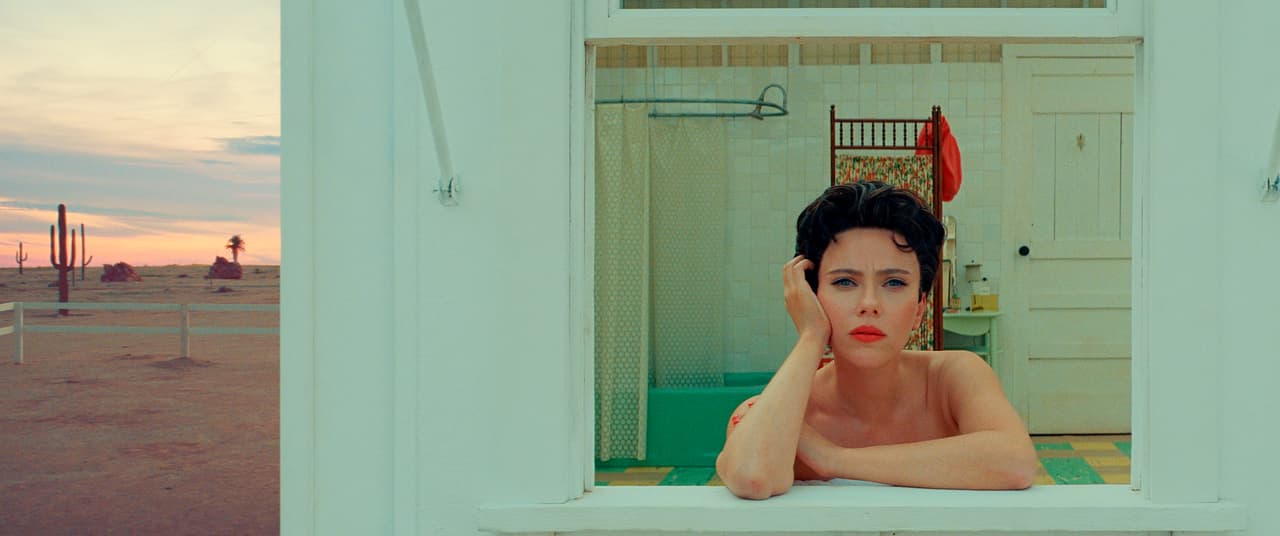 En esta imagen proporcionada por Focus Features, Scarlett Johansson en una escena de "Asteroid City". (Pop. 87 Productions/Focus Features vía AP)