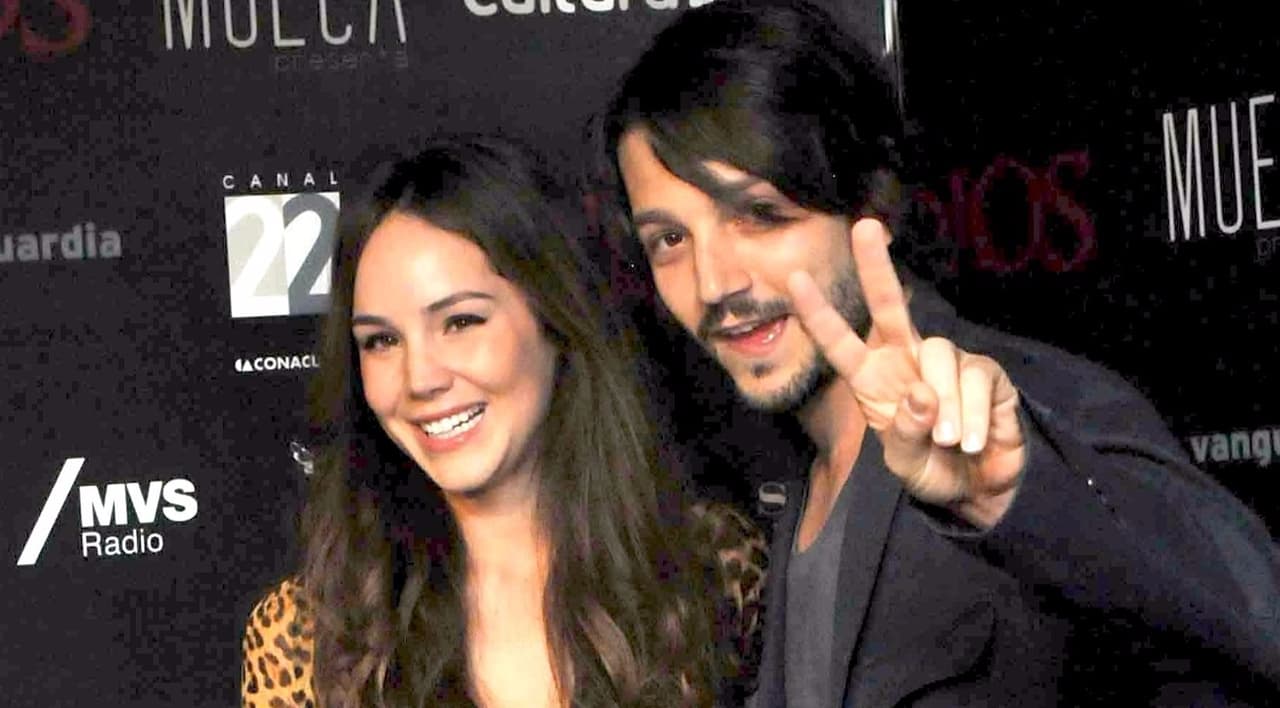 Mientras mantuvo y
<b> <a href="https://www.univision.com/famosos/icons/camila-sodi-conquisto-desde-actores-hasta-deportistas-y-diego-luna-no-fue-el-mas-guapo-o-famoso-video" target="_blank">vivió una relación con Diego Luna</a></b>, procreó a 
<b><a href="https://www.univision.com/entretenimiento/celebridades/esta-es-la-razon-por-la-que-camila-sodi-no-muestra-el-rostro-de-sus-hijos-en-redes-sociales-fotos" target="_blank">Fiona (12 años) y Jerónimo (13). </a></b>
<br>
