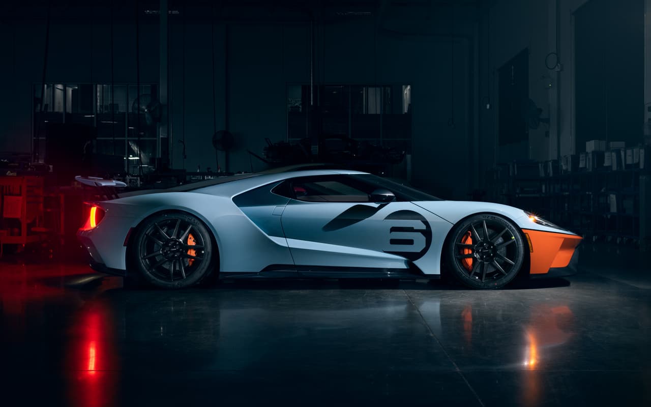 La otra edición especial recibe el nombre de ‘Heritage Edition’ y cuenta con una pintura exterior en azul y naranja, ruedas de fibra de carbono y el número 6, también en fibra de carbono, para conmemorar el chasis GT40 No. 1075 que ganó las 24 horas de Le Mans en 1968 y 1969.