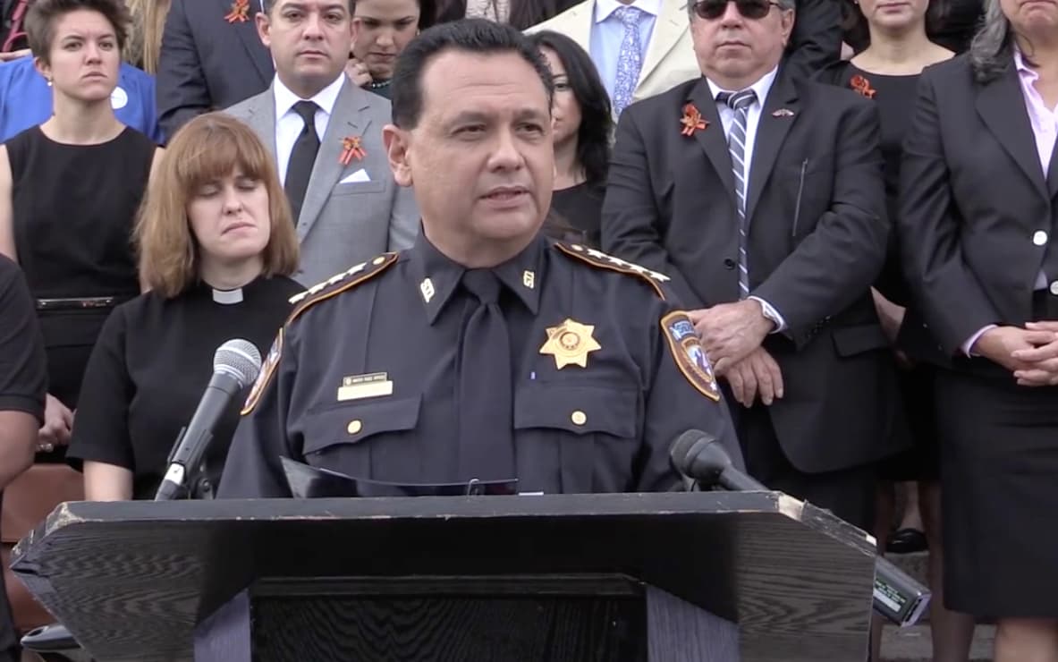 <b>Ed González.</b> El alguacil del condado Harris se unió a otros agentes del orden y declaró ante el Comité de Asuntos Estatales y estuvo presente durante la última conferencia de prensa en contra de la SB4. Además, en febrero terminó un acuerdo con las autoridades federales de inmigración que entrenaba a un equipo de agentes para determinar el estatus migratorio de los sospechosos encarcelados y retener a los seleccionados para deportación.