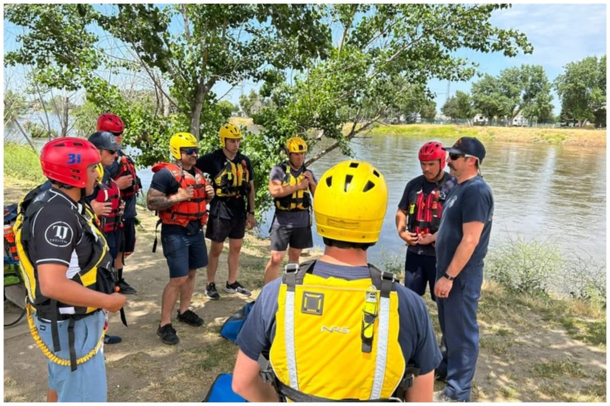 El equipo se prepara por si existiera algún accidente en el que tuvieran que rescatar a personas del río.