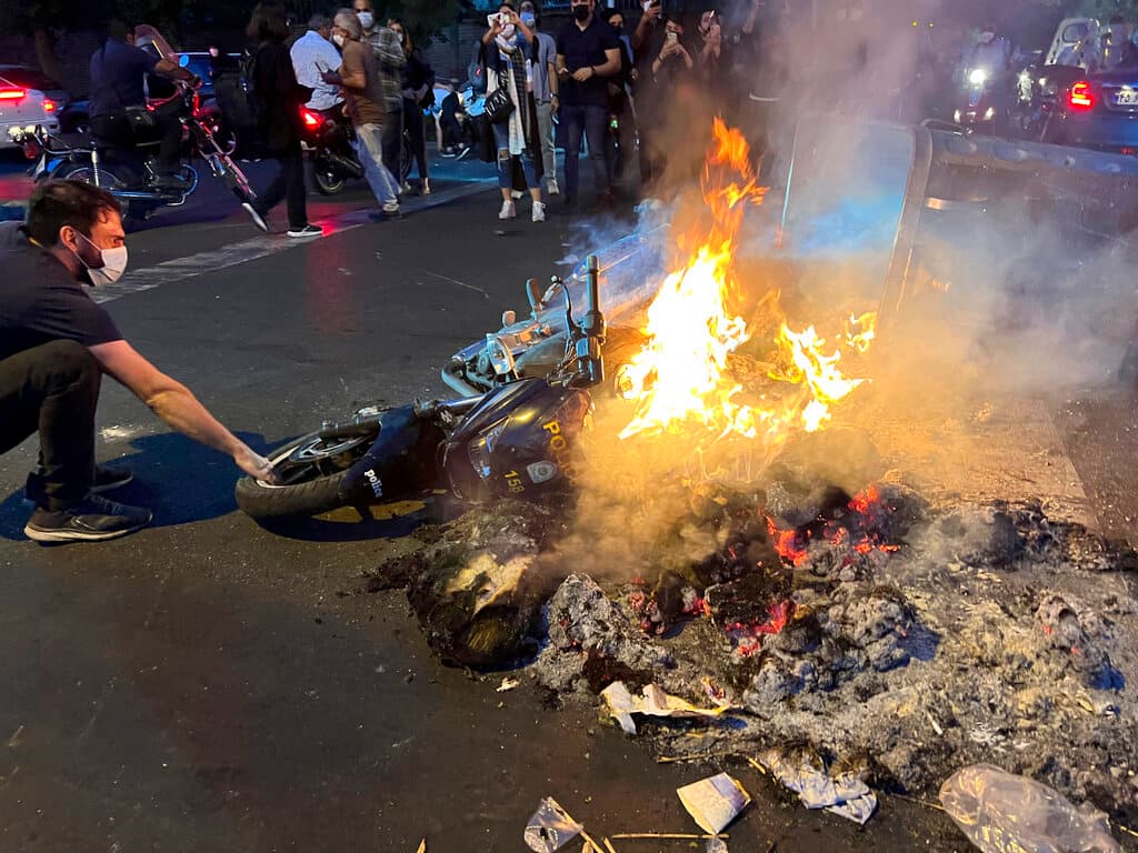 Las protestas comenzaron el viernes tras conocerse la muerte de Amini, prosiguieron el sábado durante su entierro en su ciudad natal de Saghez y se han prolongado en los días siguientes. En muchos lugares resonaron lemas como "Mujeres, vida y libertad”, “Servidumbre, paro y velo obligatorio” o "Sin miedo, estamos todos juntos”.