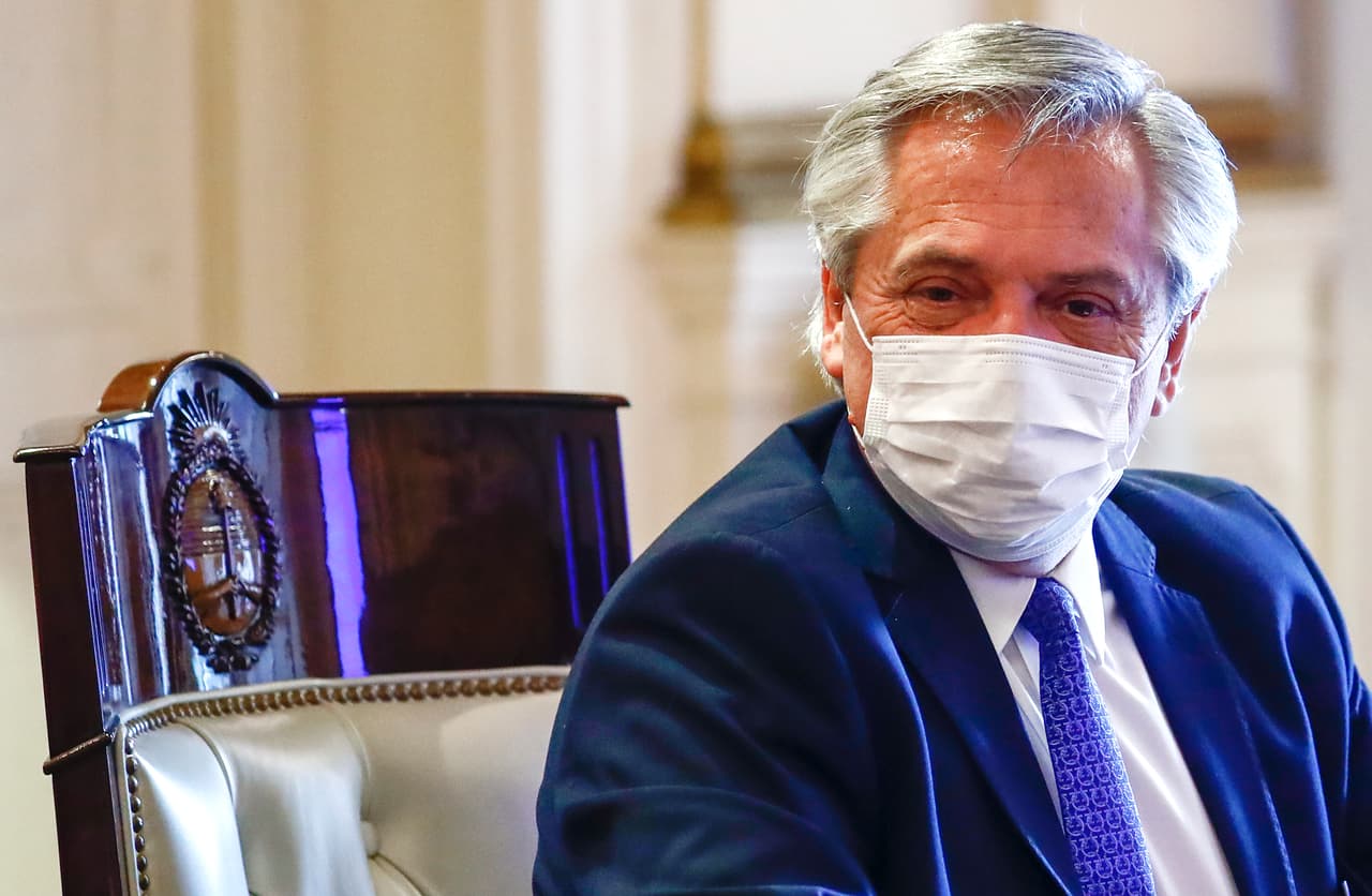 El presidente de Argentina, Alberto Fernández, anuncia que tiene coronavirus