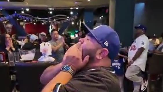 Los habitantes de Los Ángeles están de fiesta por el triunfo de Los Dodgers, quienes se enfrentarán a los Yankees.