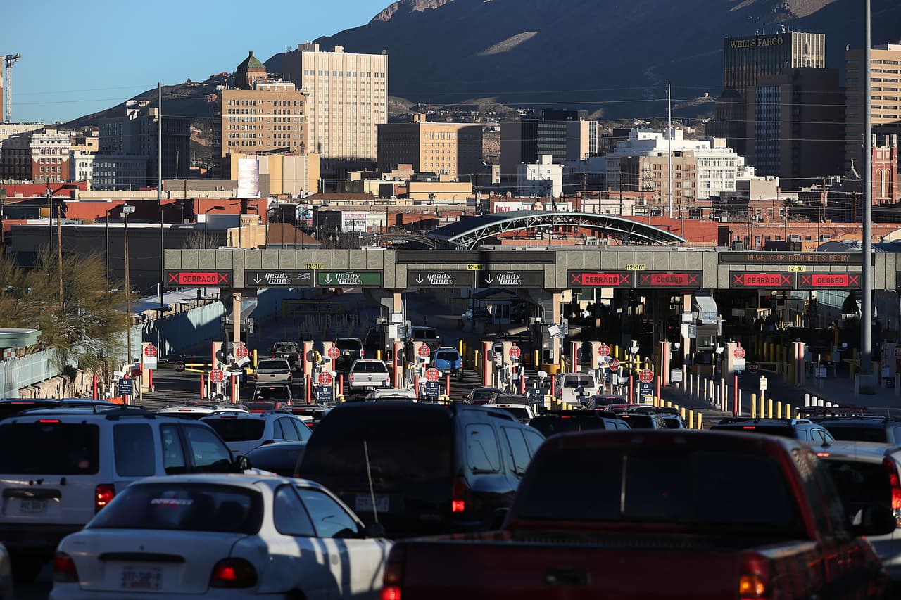 La 
<a href="https://www.univision.com/local/san-antonio-kwex/viajes-frontera-laredo-nuevo-laredo-precauciones-accidentes-violento-incidente-fotos">carretera I-35 hacia el sur en dirección a Monterrey</a> ha visto un incremento en las desapariciones. Según familiares, los kilómetros 26 y 100 son donde se da la mayor cantidad de estos casos.