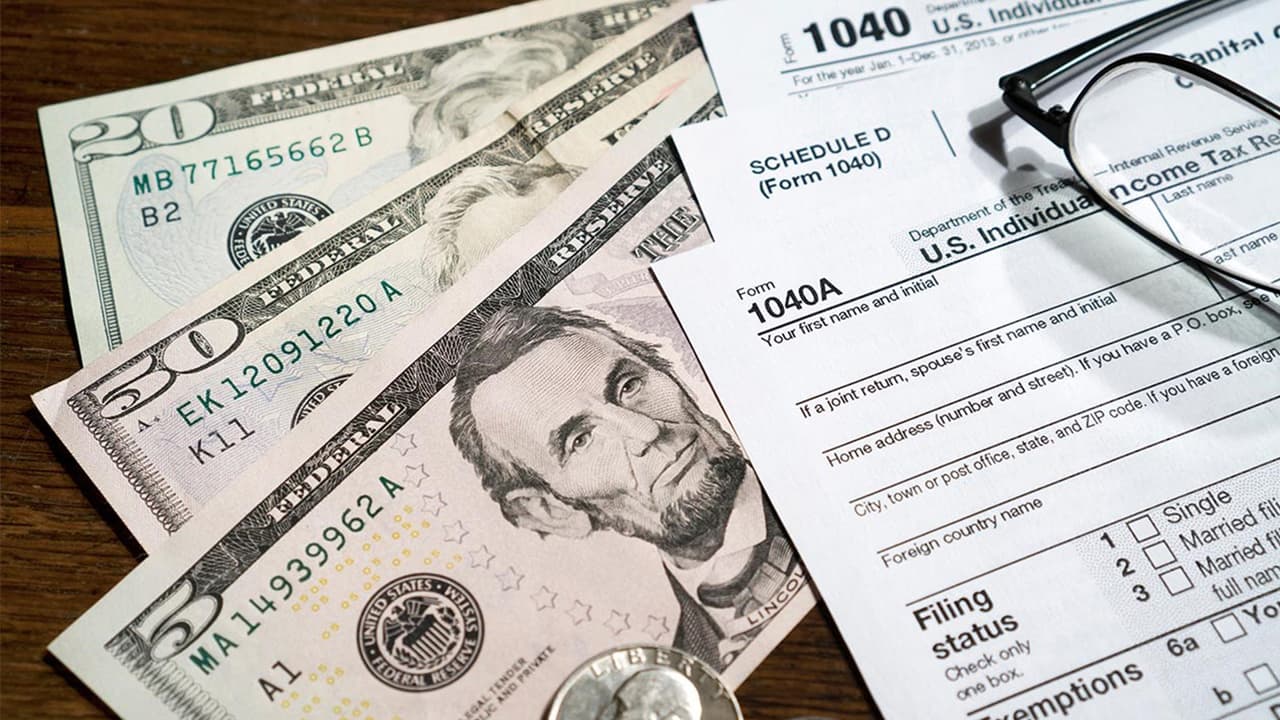 Para este año, el Servicio de Rentas Internas, IRS; hizo una serie de modificaciones que pueden impactar en tu declaración y, por lo tanto, en tu reembolso. 
<br>
<br>En este video, el experto en finanzas Carlos Guamán te explica esta situación y te sugiere cómo incrementar tu reembolso. Más detalles 
<a href="https://www.univision.com/local/chicago-wgbo/temporada-impuestos-creditos-reembolso-varios-miles-de-dolares" target="_blank">en este artículo</a>.