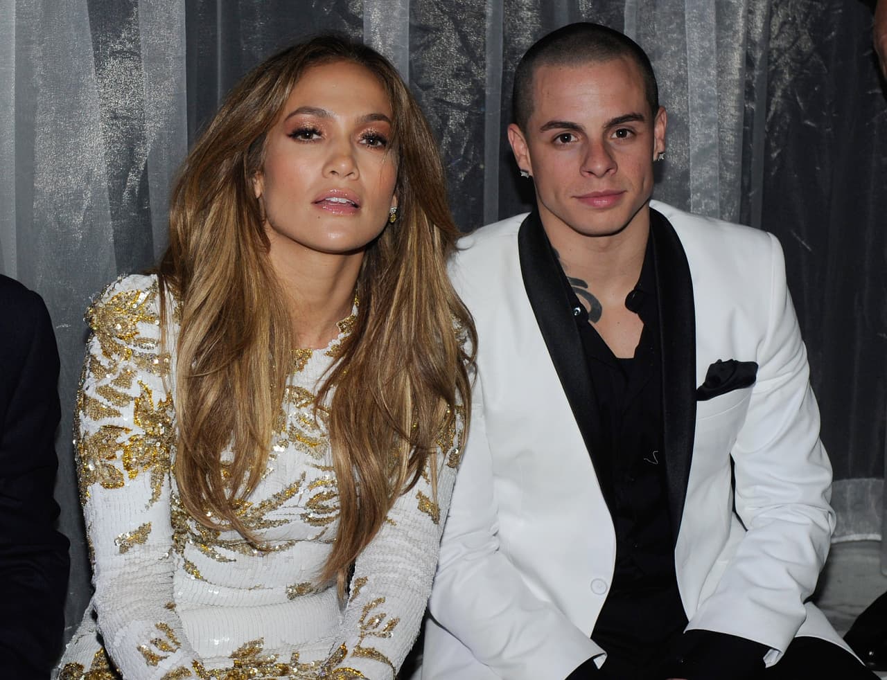 <b><a href="https://www.univision.com/temas/jennifer-lopez" target="_blank">Jennifer López</a></b> también es parte de estos ejemplos. En el 2011 comenzó un romance con el bailarín 
<b><a href="https://www.univision.com/famosos/casper-smart-celebra-el-cumpleanos-mas-doloroso-de-su-vida-fotos" target="_blank">Casper Smart</a></b>, a quien le lleva 17 años. 
<br>