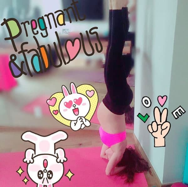 Pues su embarazo no fue pretexto para dejar de hacer ejercicio, por eso practicaba yoga prenatal.