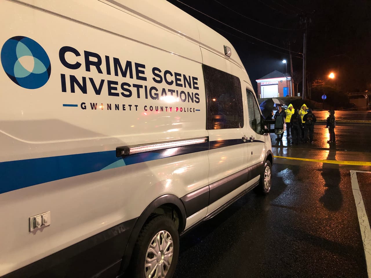 Un joven que fue herido de bala en una gasolinera la noche de este miércoles fue encontrado muerto dentro de un vehículo a poca distancia del establecimiento en el condado de Gwinnett.