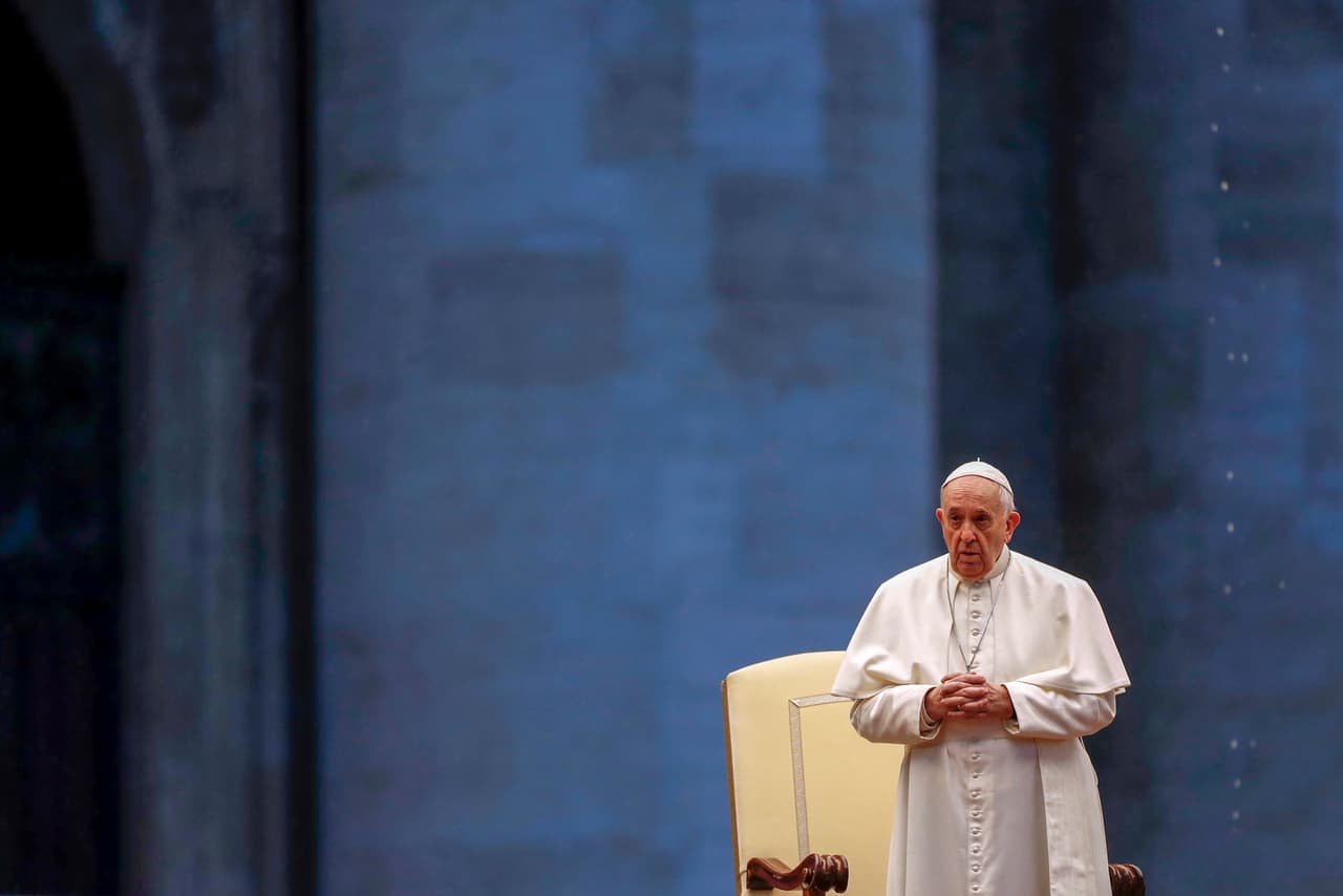 La Santa Sede ha ordenado el cierre hasta el 3 de abril de la plaza y la basílica de San Pedro, como medida de precaución ante la propagación de esta pandemia, que ha dejado ya al menos cinco casos positivos en el interior del Vaticano.