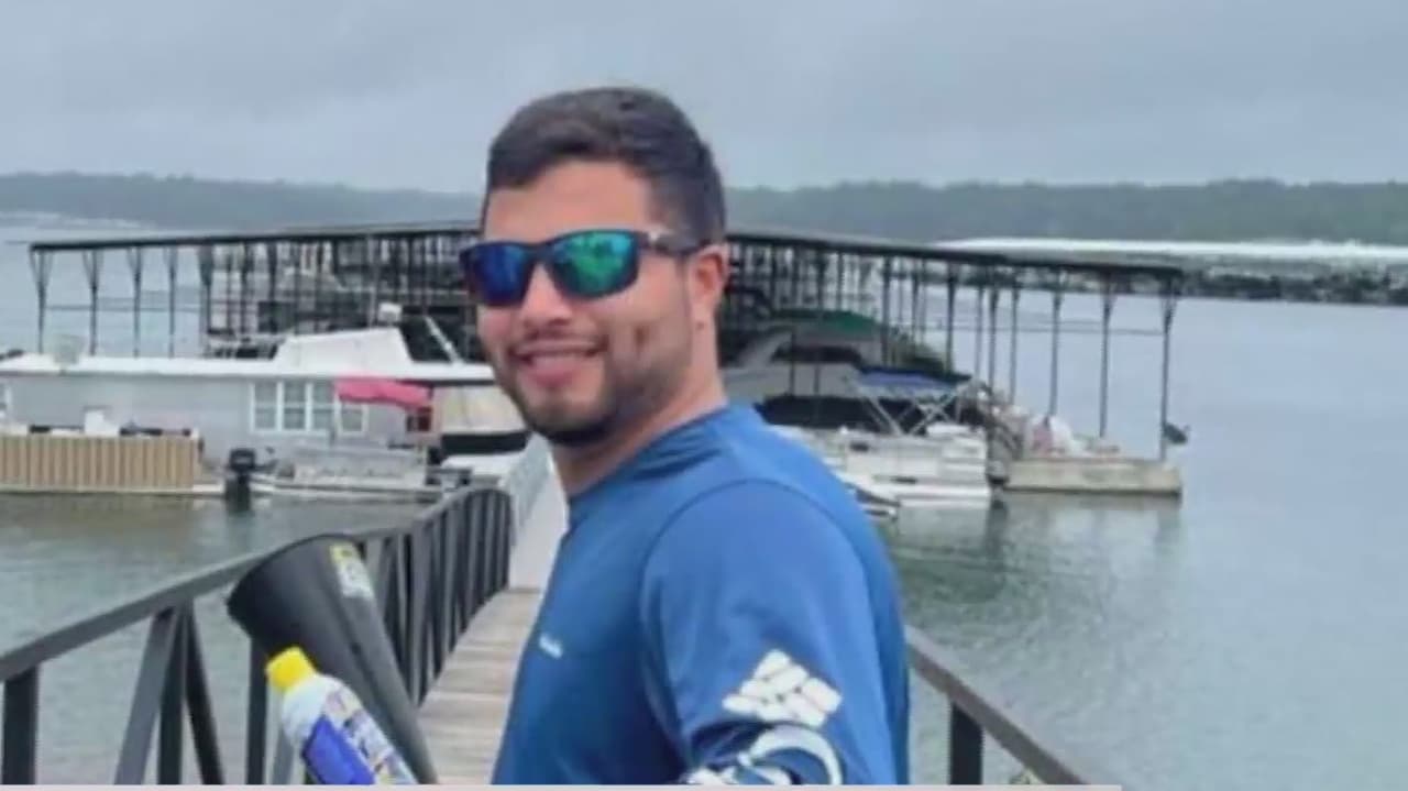 <a href="https://www.univision.com/local/atlanta-wuvg/muerte-lago-lanier-hispano-leonardo-martinez">El 20 de julio, Leonardo Martínez</a>, de 27 años, se encontraba trabajando como conductor de lancha en el Lago Lanier cuando cayó al agua y no salió. Al momento de su caída, a bordo de la lancha se encontraban dos personas más quienes describían que Leonardo perdió el equilibrio y cayó al Lago Lanier. Días después, los bomberos del condado Hall informaron que encontraron el cuerpo de Martínez.