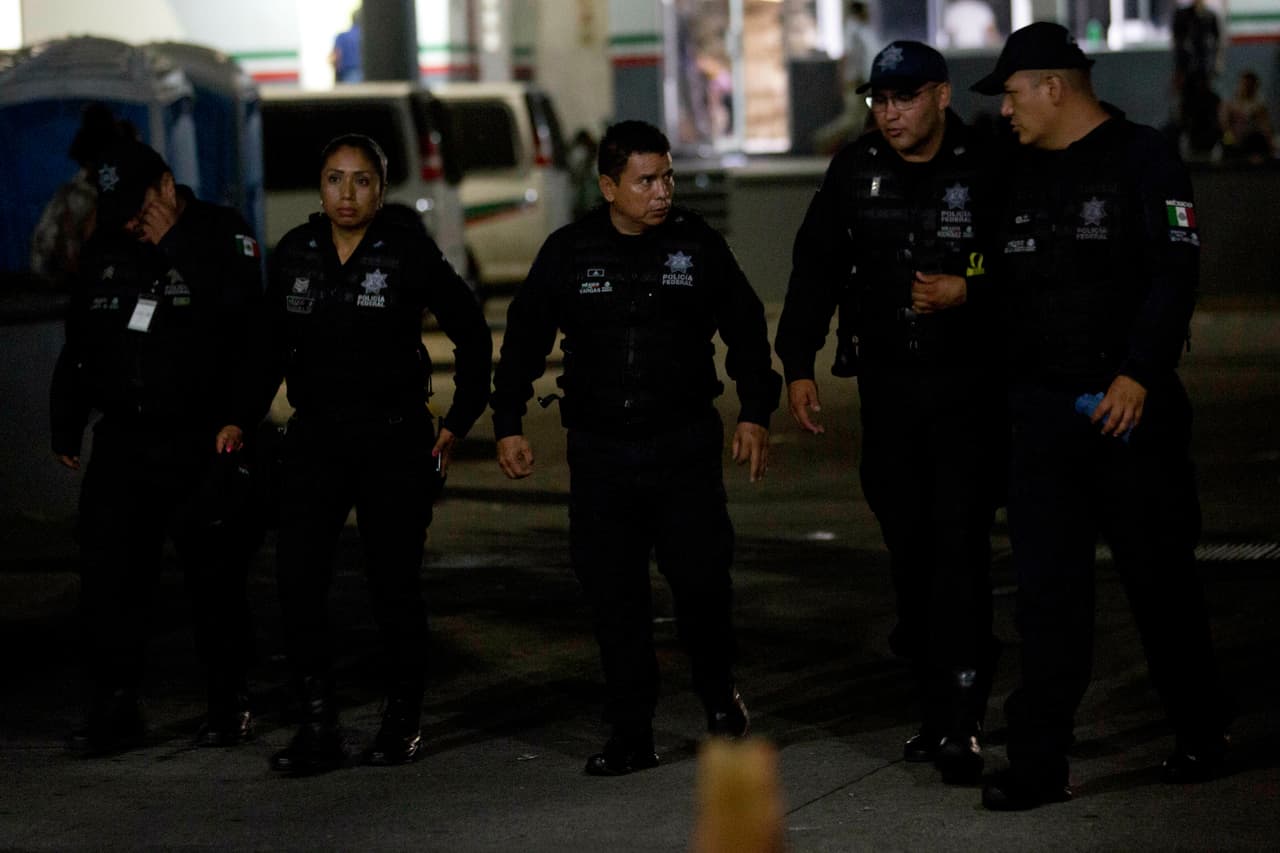 La mayoría de los migrantes que se desplazan a través de México son de centroamericanos, pero los cubanos también se están uniendo en grandes cantidades, según informaron autoridades mexicanas. 
<br>