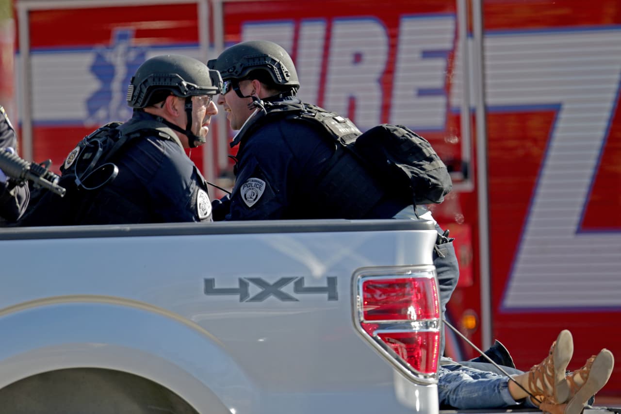 Policías armados atienden a algunas víctimas del suceso. Ademas de las 17 personas muertas, "entre 14 y 18 más resultaron heridos y fueron trasladados a hospitales", indicó el alguacil del condado de Broward.