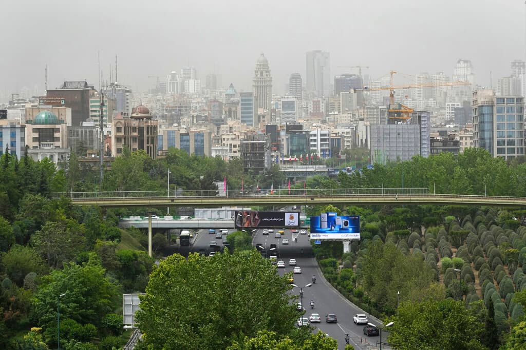 Teherán se encuentra entre las ciudades más contaminadas del mundo. El oeste del país, en la frontera con Irak, ha habido frecuentes cierres de escuelas y oficinas debido a las tormentas de arena. El lunes, 
<b>los aeropuertos en el oeste de Irán cancelaron o retrasaron decenas de vuelos</b>.