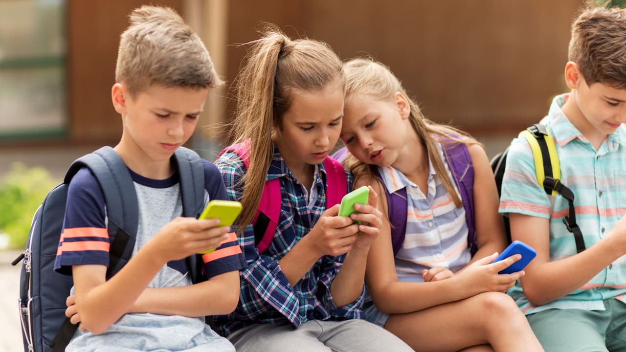 Si eres padre o madre de un hijo que estudia en una escuela pública en Texas, es posible que hayas escuchado hablar de 
<b>la <a href="https://legiscan.com/TX/text/HB515/id/3026830" target="_blank">propuesta de ley HB 515</a>, que busca regular el uso de teléfonos celulares y otros dispositivos electrónicos durante el horario escolar</b>. Aquí te explicamos lo que esta ley podría significar para tu hijo, cómo afectará su día a día en la escuela, y qué puedes hacer para prepararte.