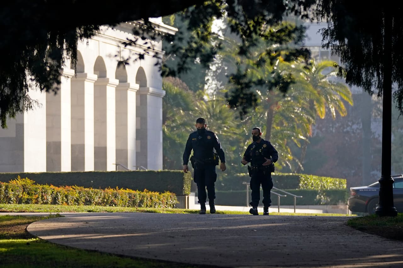 “Nuestro Centro de Operaciones del Estado está trabajando activamente con socios de las fuerzas del orden público federales, estatales y locales para evaluar las amenazas y compartir inteligencia e información para garantizar que esas acciones vergonzosas (ocurridas en Washington) no se repitan aquí”, dijo Newsom.
<br>