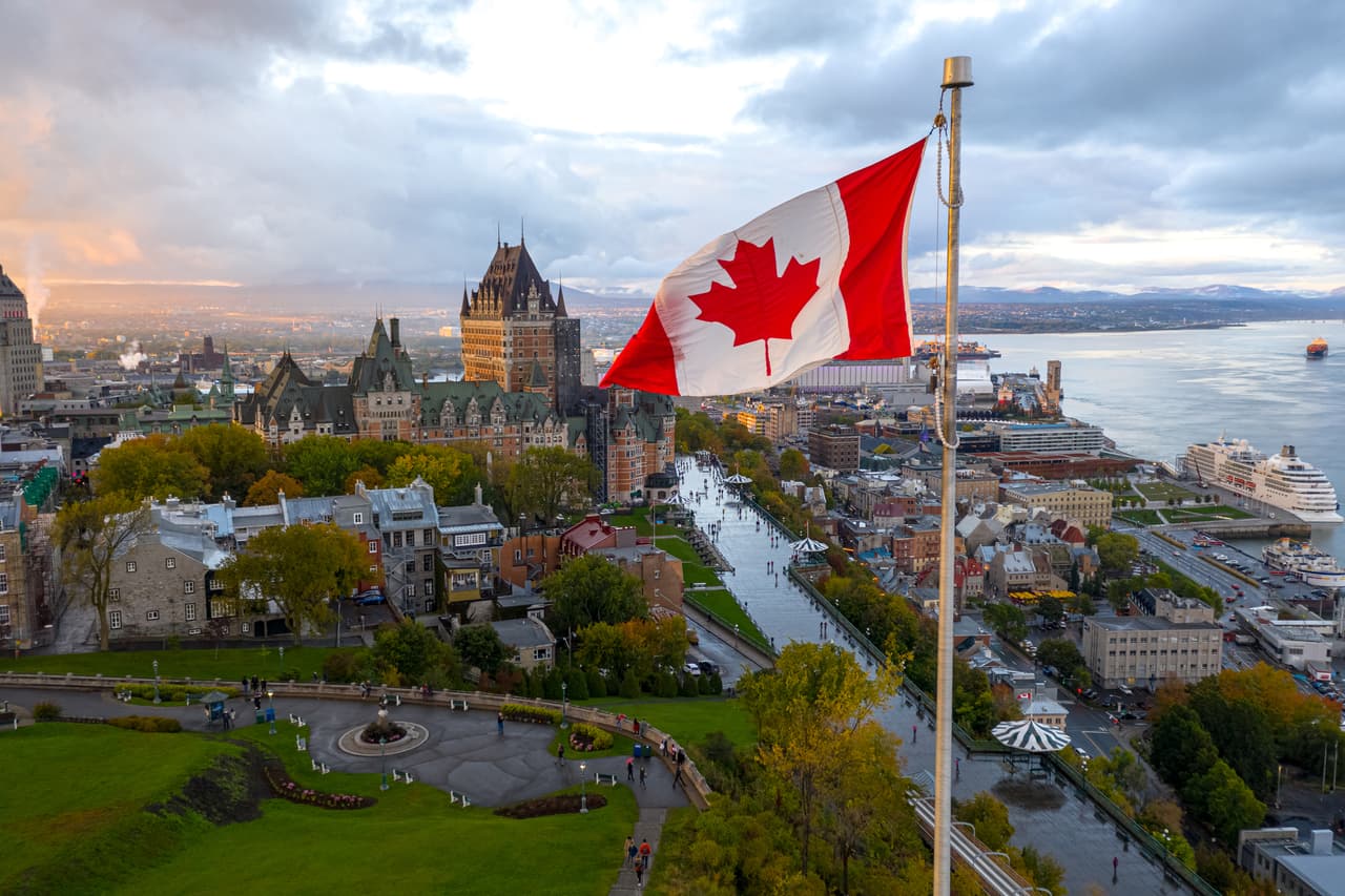 <b>América del Norte</b>
<br>
<br>
<b>País más feliz: Canadá (7.1 puntos) </b>
<br>
<br>Según el Informe mundial sobre la felicidad 2021, un estudio 
<br>que pondera 
<a href="https://worldhappiness.report/ed/2021/"><u>varios factores clave en el desempeño social de cada país</u></a>, Canadá es el país más feliz de América del Norte. 
<a href="https://www.visualcapitalist.com/mapped-global-happiness-levels-in-2021/" target="_blank">Su clasificación general ha caído a lo largo de los años</a>: en 2019 ocupó el noveno lugar a nivel mundial, el undécimo lugar en 2020 y el decimocuarto lugar en el informe de este año.