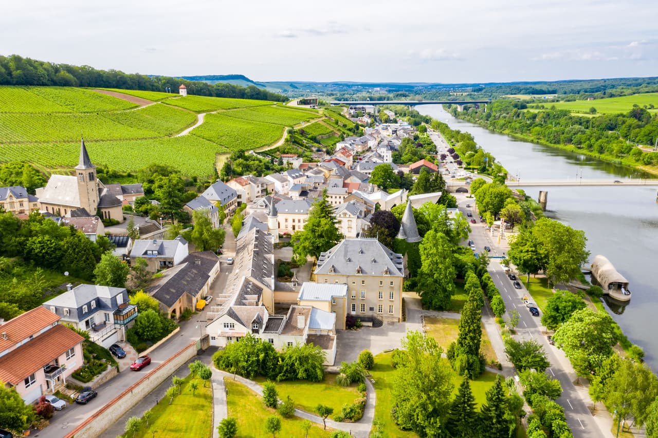 <b>Puesto 15. Luxemburgo</b>
<br>
<br>Tasa más alta de impuesto sobre la renta personal en 2021: 45.78%%.
<br>
<br>Este país tiene tasas impositivas distintas para solteros, casados, solteros con hijos y menores de 65 años. El tramo impositivo superior incluye un impuesto de solidaridad del 7% al 9%.
<br>
<br>En Estados Unidos la tasa de impuesto sobre la renta máxima de 37% se aplica solo a los ingresos tributables anuales superiores a 628,301 dólares para una pareja casada que presenta una declaración conjunta, y por encima de 523,600 dólares para contribuyentes solteros.
<br>