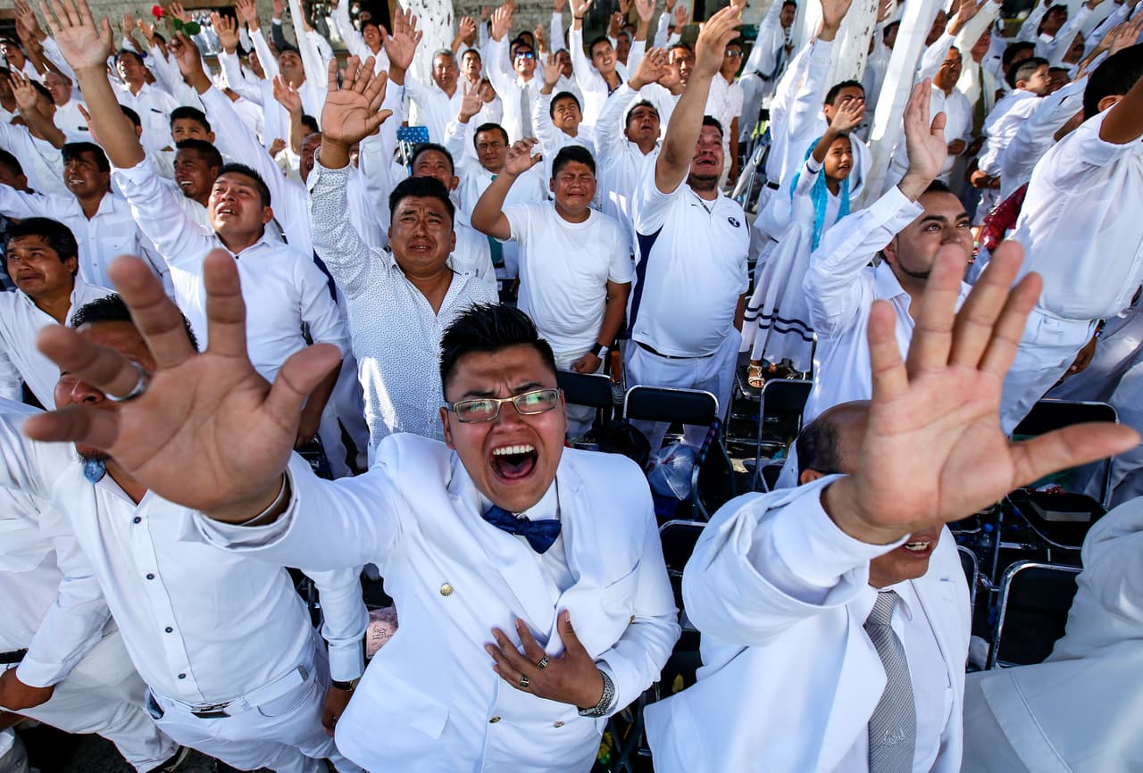 Fieles de la iglesia La Luz del Mundo oran hasta romper en llando en su celebración más importante, la Santa Convocación, en agosto de 2018.