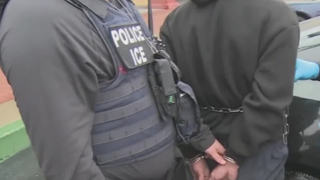Dueños de negocios dicen tener menos clientes tras filtración de supuesto operativo de inmigración en Los Ángeles